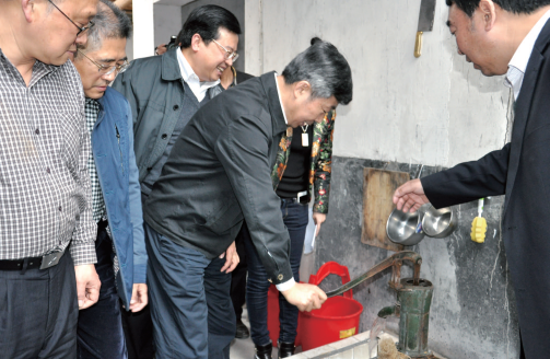 2016年3月1日至3日，省政协副主席肖旭明率专题调研组深入幕阜山区，调研通城、崇阳、赤壁三地的农村饮水安全工作。图为肖旭明副主席深入通城农户家中实地查看水质水量。