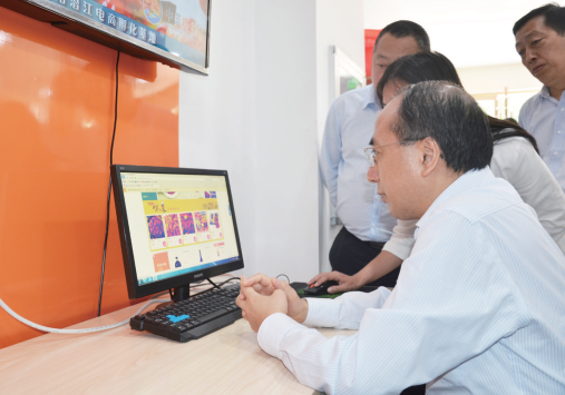 2016年5月11日，省政协副主席张柏青赴潜江专题调研农村电商发展。