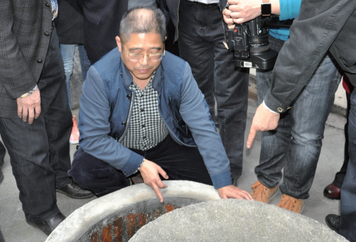 2016年3月1日， 在调研农村饮水安全期间，省政协常委钟国伟在咸宁农村实地查看饮用水井。