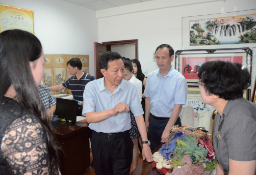 2016年6月17日，省政协秘书长翟天山率调研组赴武汉市青山区专题调研社会管理综合治理工作。图为在青山区青宜居社区与群众亲切交谈，了解情况。