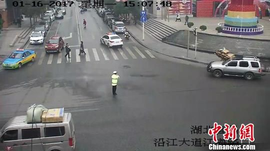 执勤民警沿途护卫求助车辆安全通过 石宁 摄