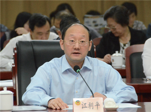 住鄂全國(guó)政協(xié)委員， 省政協(xié)常委， 省臺(tái)盟主委、省臺(tái)聯(lián)會(huì)長(zhǎng)江利平在座談會(huì)上作題為《保障景區(qū)暢通需要多措并舉》的口頭發(fā)言