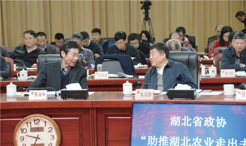 省政协常委、委员工作委员会主任陈绪群和省农垦局局长朱汉桥现场互动交流。