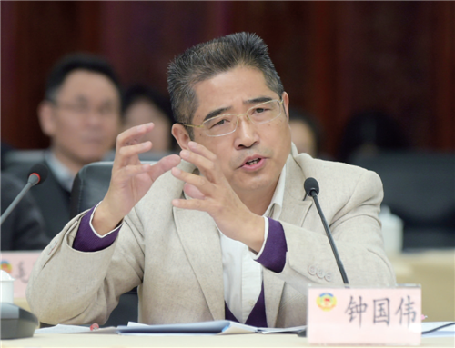 省政協(xié)常委鐘國偉在座談會(huì)上作題為《關(guān)于建立縣級(jí)農(nóng)村飲水安全工程維修養(yǎng)護(hù)基金的建議》的口頭發(fā)言。
