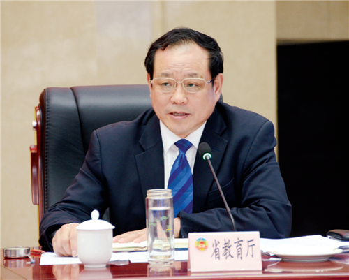 省教育廳廳長(zhǎng)劉傳鐵作全省民族地區(qū)基礎(chǔ)教育工作情況說(shuō)明。