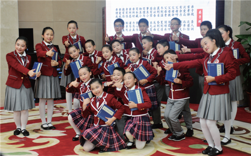 武汉外国语学校美加分校学生现场诵读国学经典