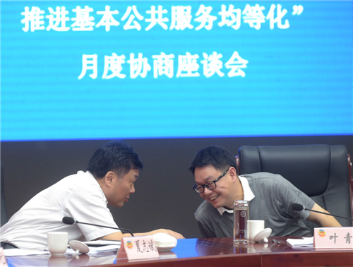省政協(xié)常委葉青與省公安廳負(fù)責(zé)人現(xiàn)場交流看法