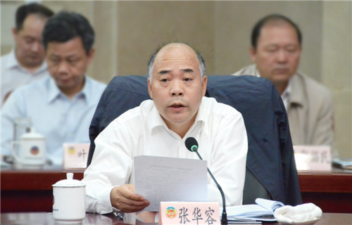省政協(xié)常委張華容就“十三五”期間我省旅游交通發(fā)展的思路、側(cè)重點(diǎn)和所能夠帶來(lái)的預(yù)期效果向省交通運(yùn)輸廳負(fù)責(zé)人現(xiàn)場(chǎng)提問(wèn)。