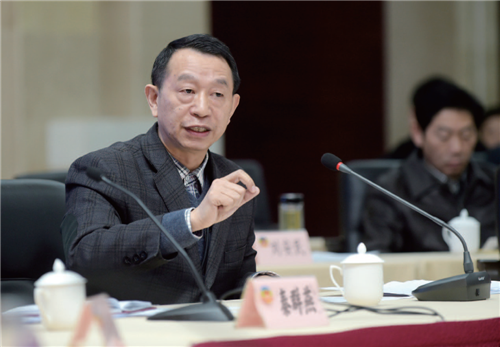 省政协委员秦群燕在座谈会上作题为《关于农村饮水安全问题的补充建议》的口头发言。