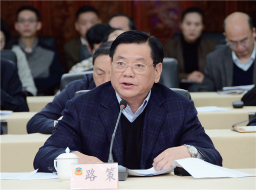 時(shí)任省政協(xié)常委、經(jīng)濟(jì)委員會(huì)主任路策在座談會(huì)上作題為《打好農(nóng)村飲水安全工作的攻堅(jiān)戰(zhàn)、保衛(wèi)戰(zhàn)、持久戰(zhàn)》的口頭發(fā)言。