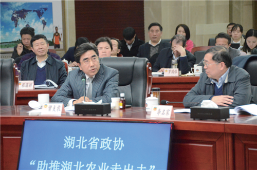 省政协委员曾支农、李名家会议现场交流看法。