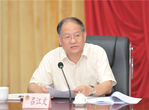 省政府副秘书长吕江文现场与委员互动交流，并对委员提出的意见建议作出积极回应