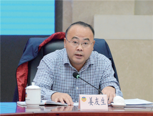 省交通運(yùn)輸廳總工程師姜友生現(xiàn)場(chǎng)回應(yīng)，圍繞我省“十三五” 時(shí)期確定的旅游交通四個(gè)重點(diǎn)作情況說(shuō)明。