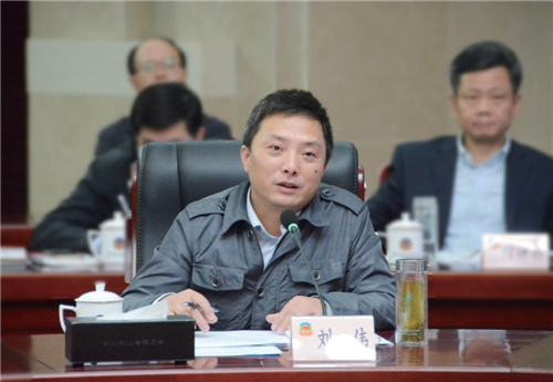 红安县文化馆馆长刘伟会议现场呼吁各级财政加大对本级非遗项目的支持力度