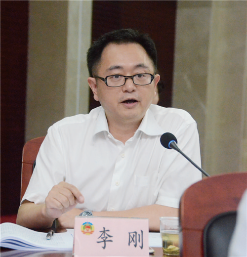 省政協(xié)委員李剛就“我省有哪些具體措施來保障基本醫(yī)療服務(wù)均等化”問題向省衛(wèi)計委負(fù)責(zé)人現(xiàn)場提問
