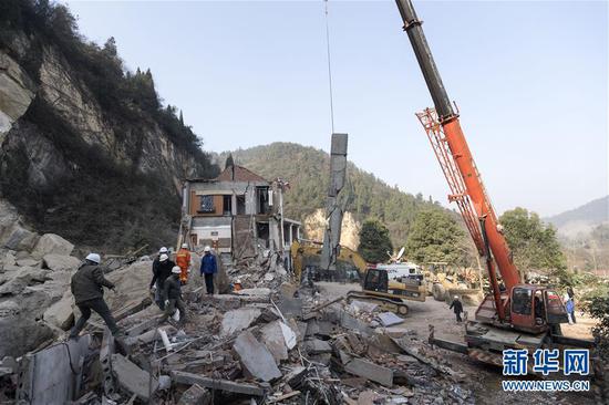 1月21日航拍的湖北南漳县海市蜃楼酒店坍塌事故救援现场