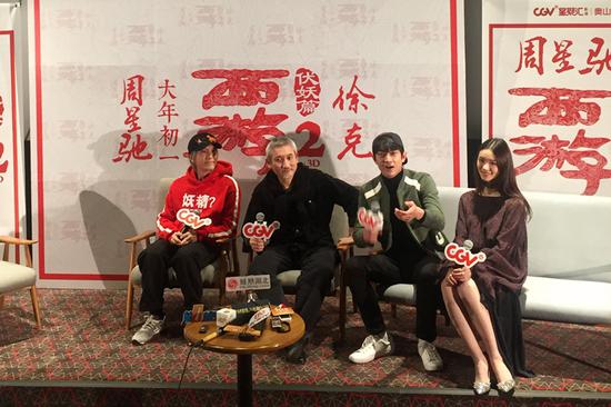 众主创接受媒体采访