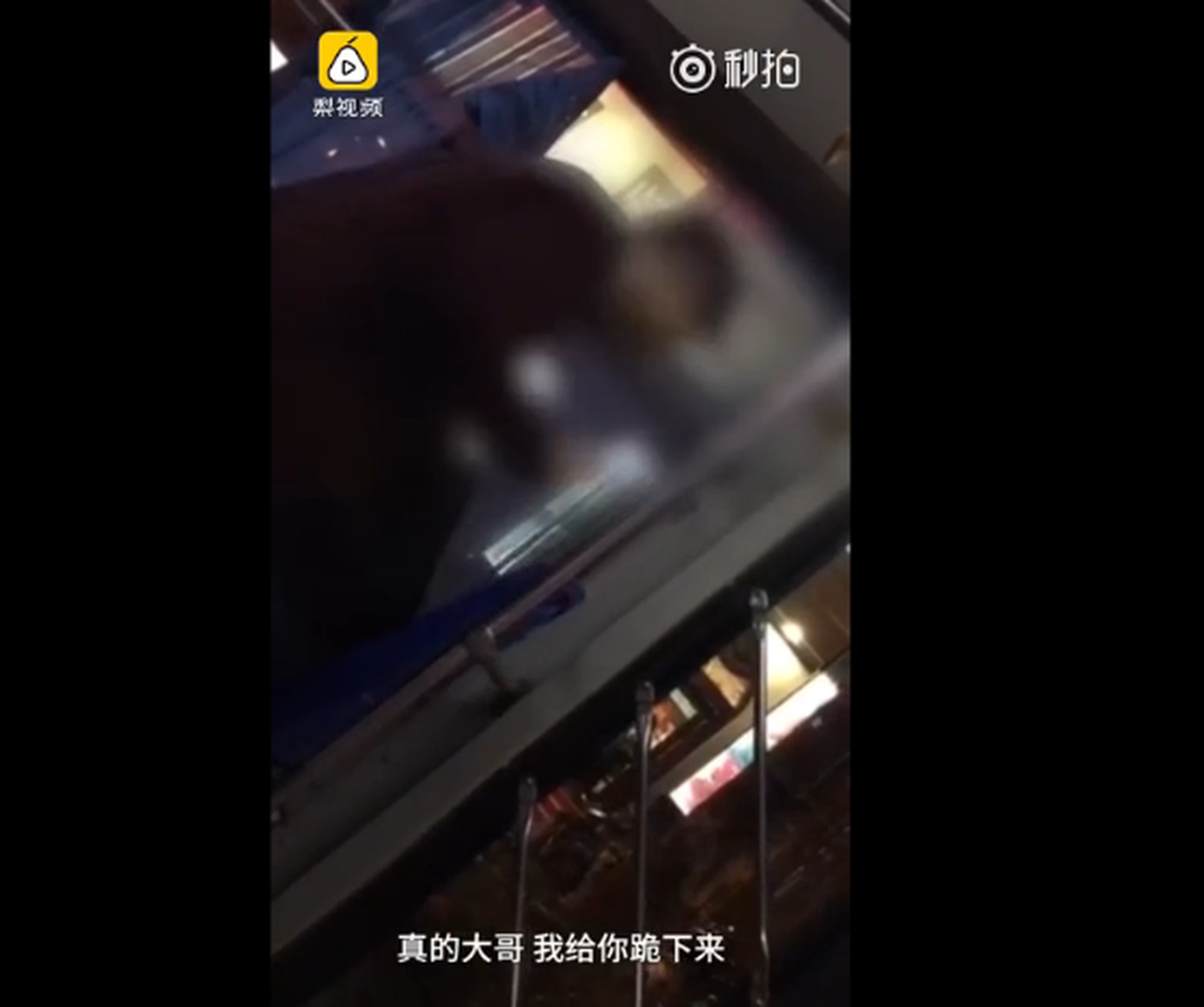 小偷公交被抓現(xiàn)行 下跪道歉求放過