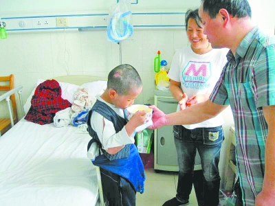 父亲用爱唤醒深度昏迷植物儿 魔鬼训练让他站