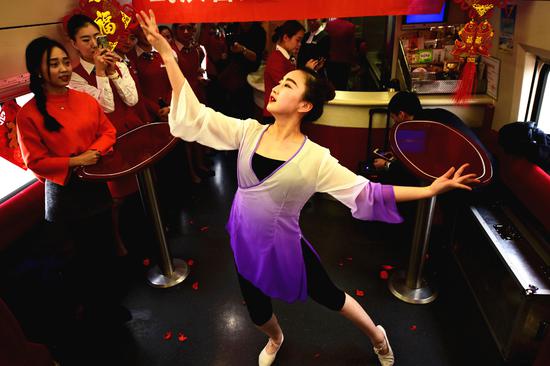 宜昌开往北京列车上举办动车春晚 车厢里热闹