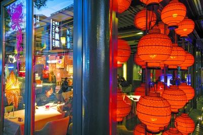 武汉天地一餐馆门前挂满红灯笼，透着浓浓年味。记者 胡九思 摄