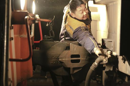 春运铁路人:除夕夜 安全守候不打烊