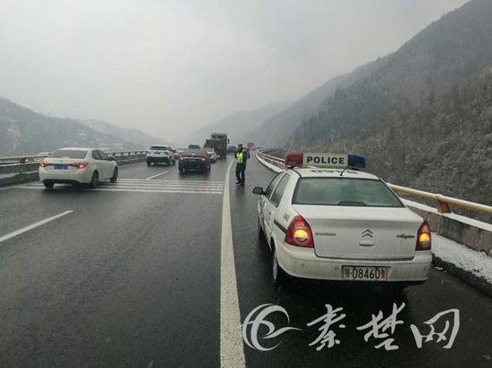 因夜間氣溫下降，路面結(jié)冰，福銀高速境內(nèi)的漢十、十漫段全部交通管制。