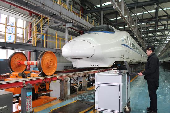 武汉动车段B超大夫春运忙会诊