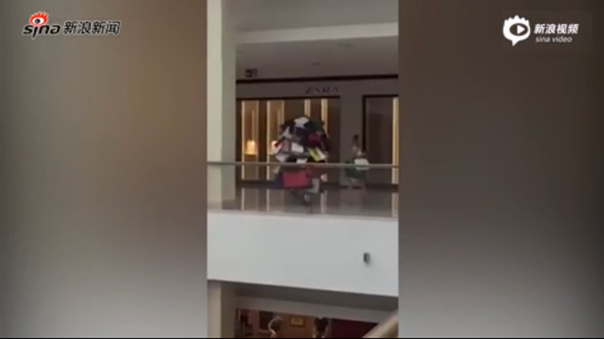 實(shí)拍：丈夫全身掛滿妻子購(gòu)物袋如同隱身