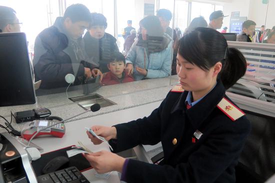梁霞加开窗口为旅客售票。丁旭 摄