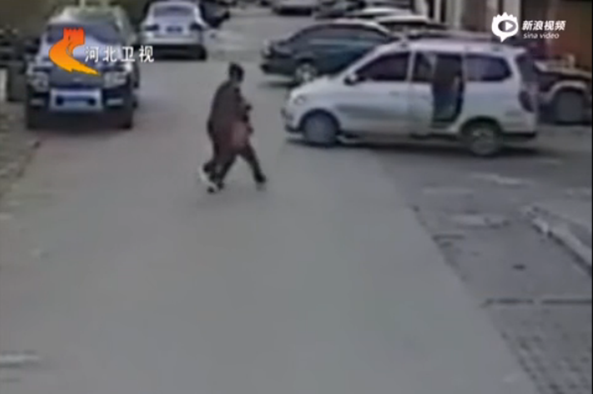 男子為還網(wǎng)貸當(dāng)街強(qiáng)搶小孩 抱起就往車上跑