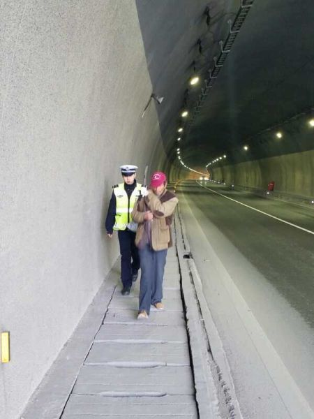 张某步行至巴家湾隧道，偶遇巡逻民警