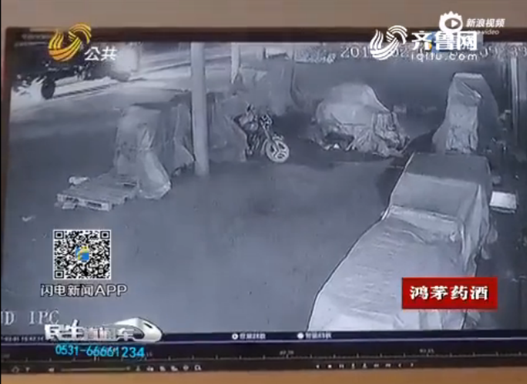 驚險(xiǎn) 油罐車追尾貨車20噸汽油泄露油污延伸上百米