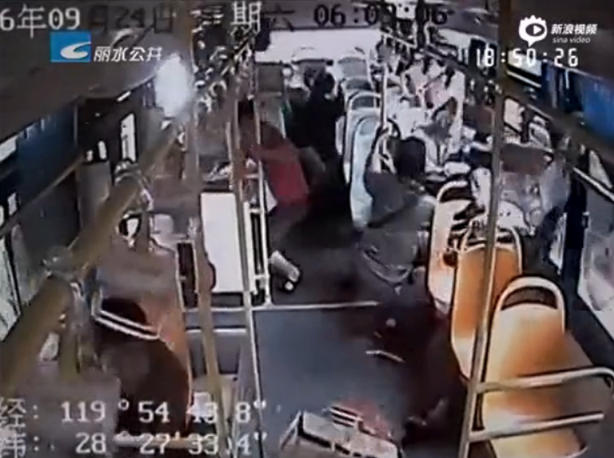 女子坐公交因票錢毆打司機致車失控獲刑