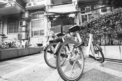 右图：昨天上午，两台摩拜单车停放在小区院子里记者杨涛 摄