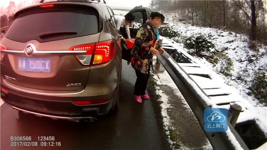 湖北一家长为哄孩子开心 在高速应急车道停车玩雪