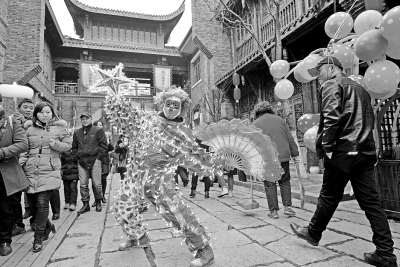 汉口里庙会上，一位卖气球的艺人正在搞怪记者喻志勇 摄