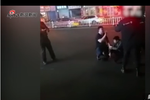 民警執(zhí)法遭嫌疑人阻撓 對(duì)天鳴槍成功制服