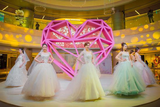 国广3.5米“爱心”成新地标 高逼格奢华婚纱秀闪耀情人节