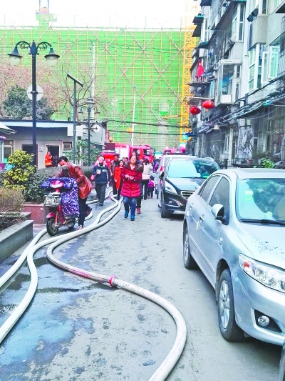 小区的消防通道停满私家车，致使消防车只能停在大街上 记者李爱华 摄