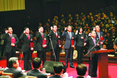 武汉昨日进行最大规模公开宪法宣誓 陈一新领