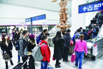 春运期间,地铁承担了往返机场和市区的大部分客流。记者詹松 摄