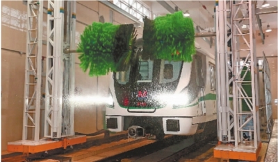 图为地铁列车在6号线老关村车辆段的洗车库“洗澡” 通讯员产启斗 摄