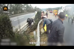 村民穿高速哄搶翻車貨物 民警勸阻無效