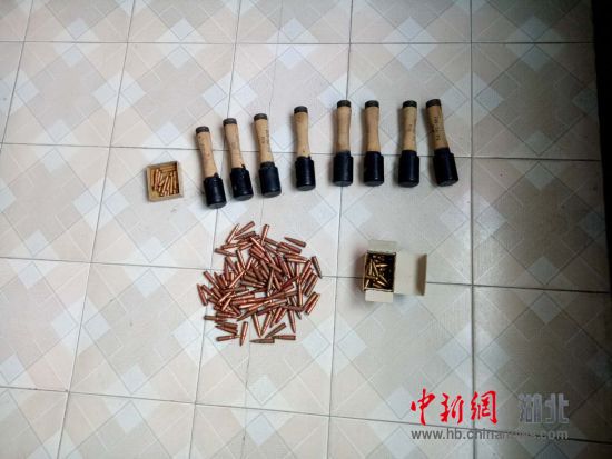 图为手榴弹步枪子弹等爆炸物品