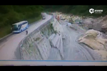 監(jiān)控實(shí)拍臺灣機(jī)車騎手被逆行車輛撞落山谷