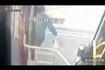 監(jiān)拍：女子跑下公交車 被側(cè)邊行駛小車撞飛