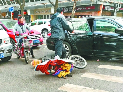 司机准备将骑车人送往医院