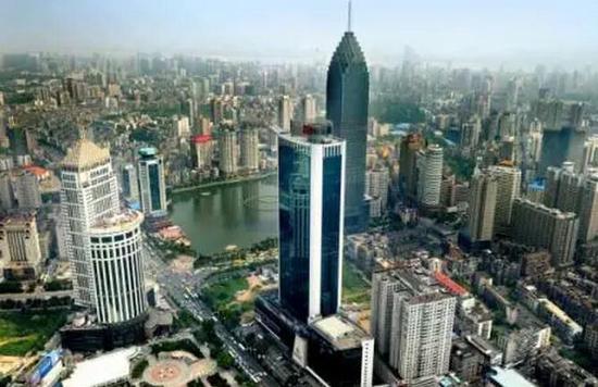陈一新在武汉市第十三次党代会作大会报告时提出，加快建设现代化、国际化、生态化大武汉。