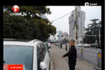 監(jiān)控:小偷專砸車窗玻璃偷東西